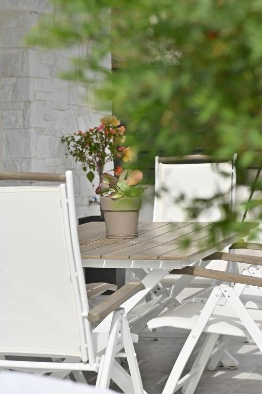 Outdoor Dining — White Coral